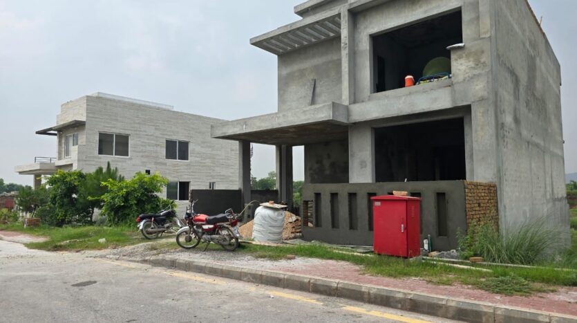 10 Marla Grey Structure House for Sale in Bahria Enclave, Corner Plot with 6 Marla Extra Land